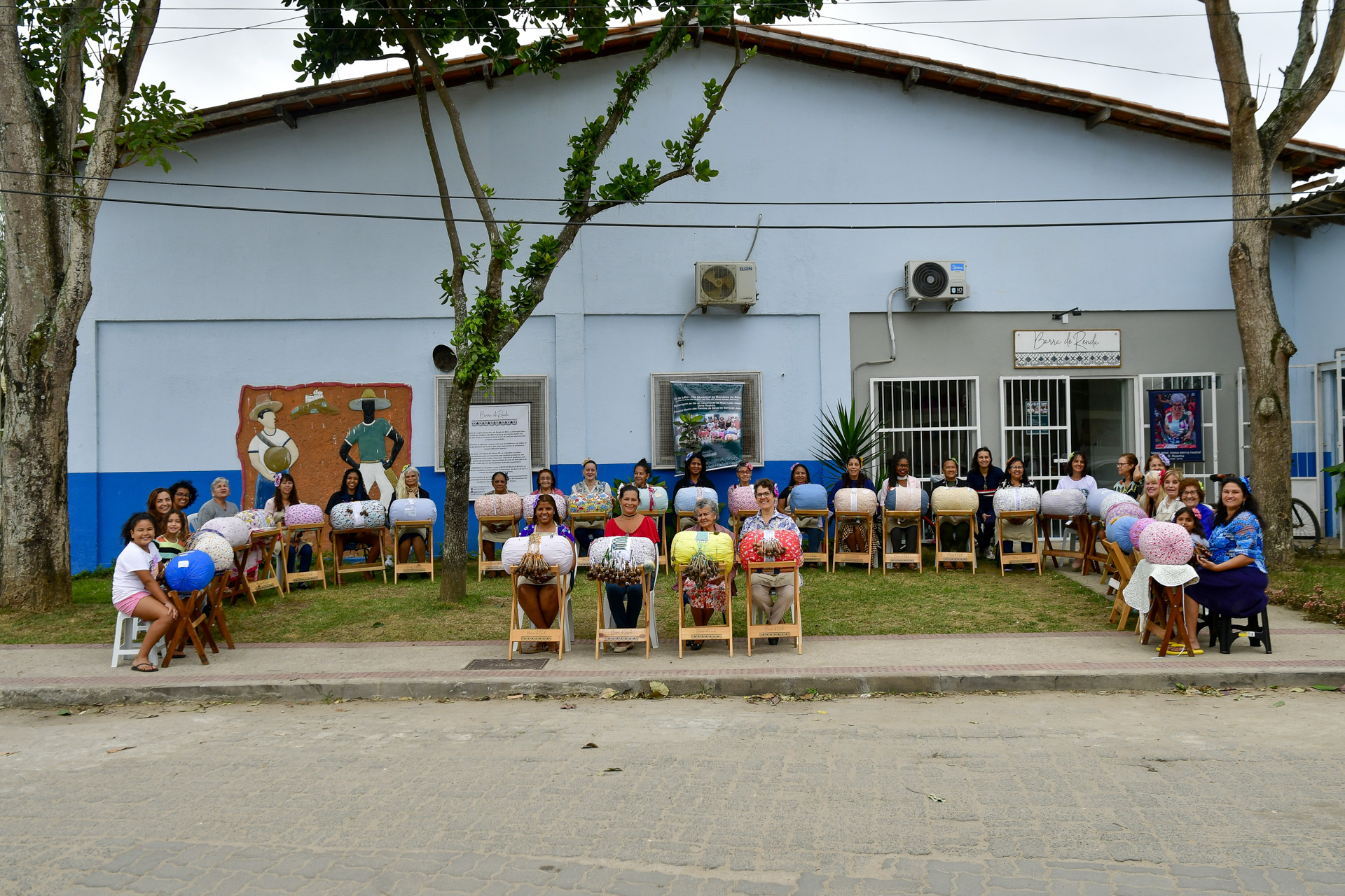 Coletivo Barra de renda com rendeiras de bilros da Barra do Jucu - Vila Velha (ES) – Brasil
